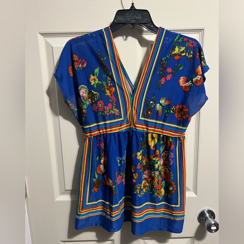 Size medium blue floral v neck top vintage look